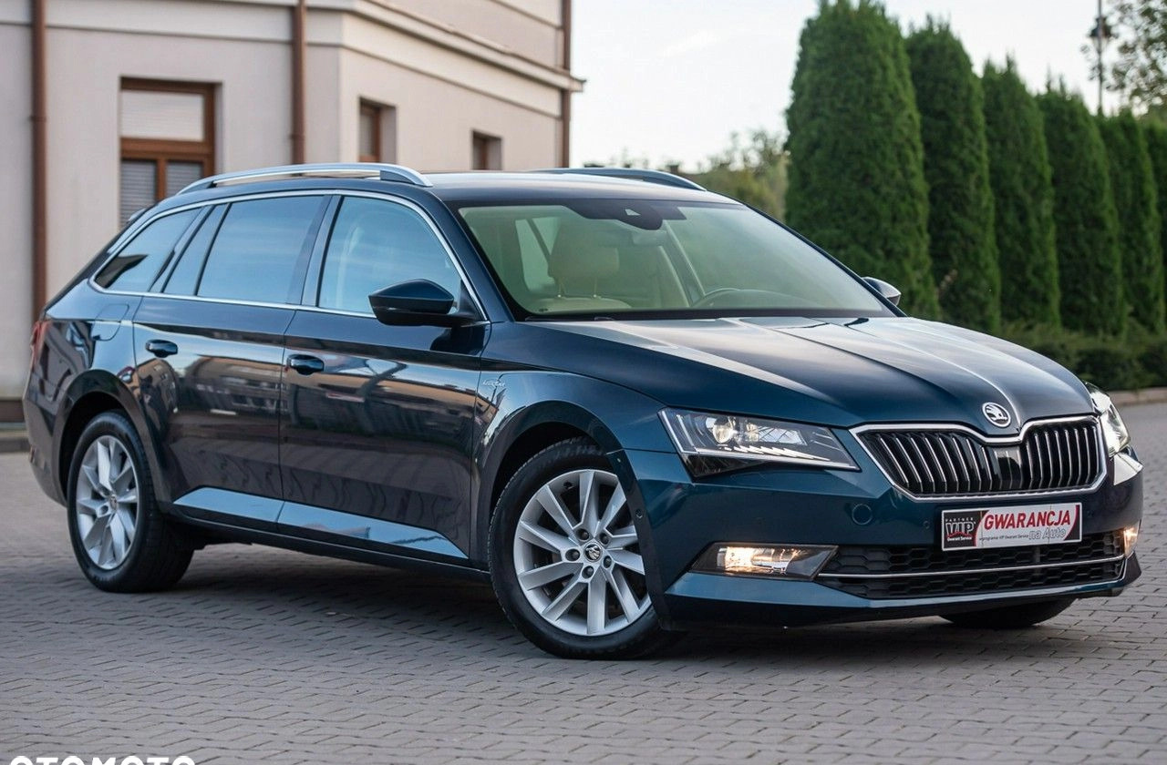 Skoda Superb cena 87700 przebieg: 197000, rok produkcji 2017 z Gdynia małe 704